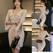 Stílusos női ruha mély nyakkivágással és fém elemekkel Karcsú modell