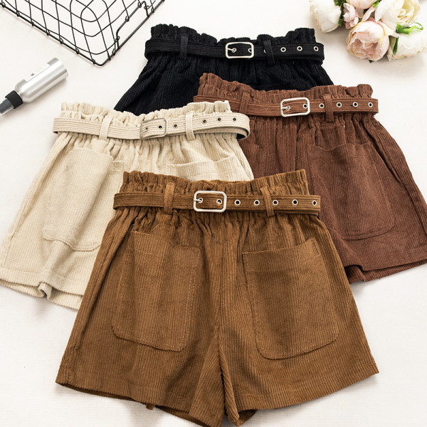 Női rövidnadrág zsebekkel és övvel négy színben