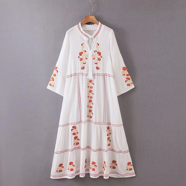 Γυναικείο καλοκαιρινό- ανοιξιάτικο φόρεμα με κεντήματα σε λευκό και κόκκινο χρώμα