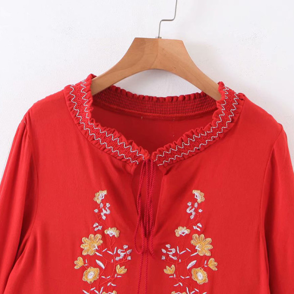 Γυναικείο καλοκαιρινό- ανοιξιάτικο φόρεμα με κεντήματα σε λευκό και κόκκινο χρώμα