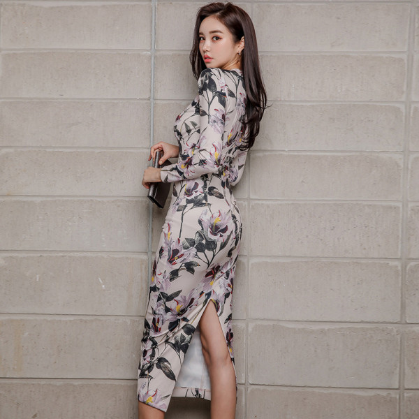 Rochie eleganta dama model slim cu motive florale si decolteu spitz