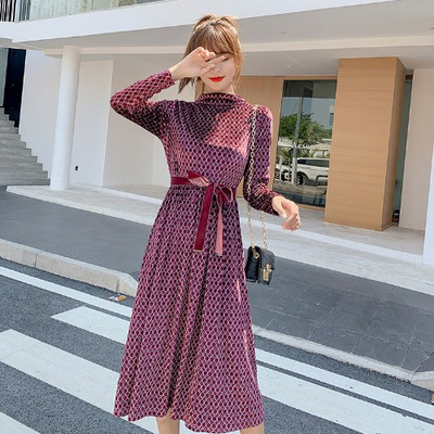 Rochie lungă din catifea, cu curea și guler semi-înalt, în mov și maro