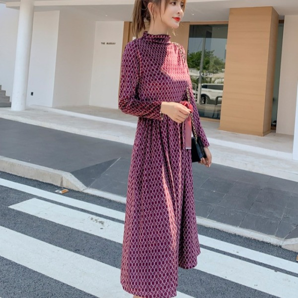 Rochie lungă din catifea, cu curea și guler semi-înalt, în mov și maro