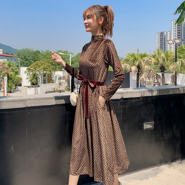 Rochie lungă din catifea, cu curea și guler semi-înalt, în mov și maro