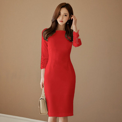 Modern női ruha ovális nyakkivágással és csipkével az ujjakon fehér, fekete és piros színben