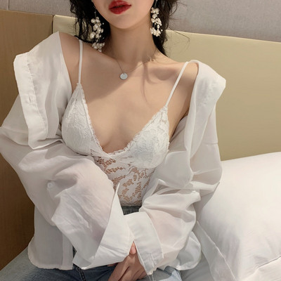 Μοντέρνο γυναικείο δαντελωτό μπουστάκι με λεπτές λωρίδες σε λευκό, κόκκινο και μαύρο χρώμα