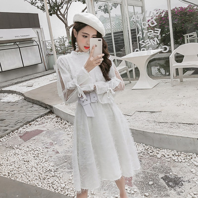 Stílusos női ruha rózsaszín és fehér színben, rojtokkal és övvel