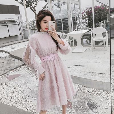 Stílusos női ruha rózsaszín és fehér színben, rojtokkal és övvel