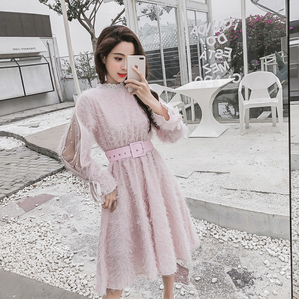 Stílusos női ruha rózsaszín és fehér színben, rojtokkal és övvel