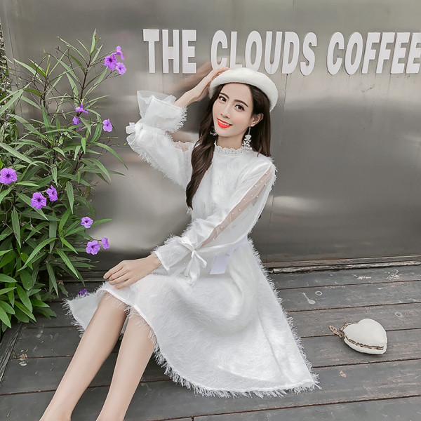 Stílusos női ruha rózsaszín és fehér színben, rojtokkal és övvel