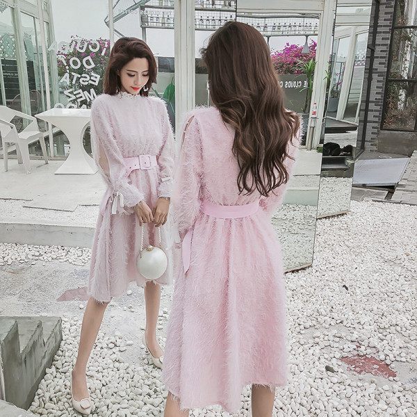 Stílusos női ruha rózsaszín és fehér színben, rojtokkal és övvel