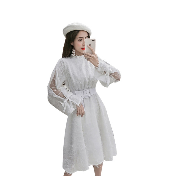 Stílusos női ruha rózsaszín és fehér színben, rojtokkal és övvel