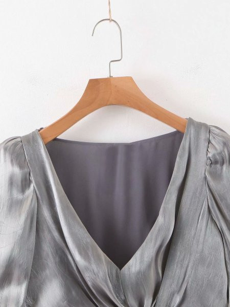 Bluză scurtă de damă cu mâneci scurte și decolteu spitz de culoare gri cu efect strălucitor