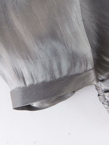 Bluză scurtă de damă cu mâneci scurte și decolteu spitz de culoare gri cu efect strălucitor