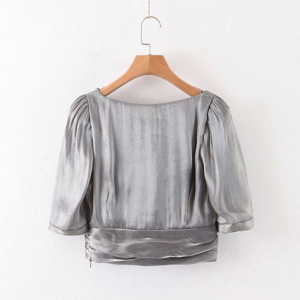 Bluză scurtă de damă cu mâneci scurte și decolteu spitz de culoare gri cu efect strălucitor