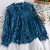 Modern női ing gombokkal és alacsony gallérral fehér, fekete és kék színben