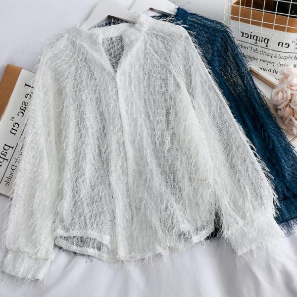 Modern női ing gombokkal és alacsony gallérral fehér, fekete és kék színben