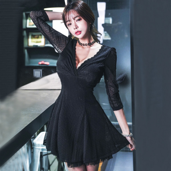 Modern női csipkeruha spitz nyakkivágással és 7/8 ujjú fekete színben