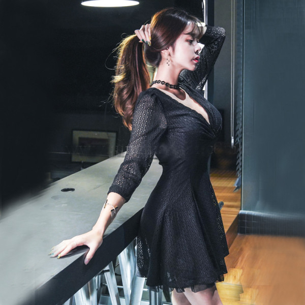 Modern női csipkeruha spitz nyakkivágással és 7/8 ujjú fekete színben