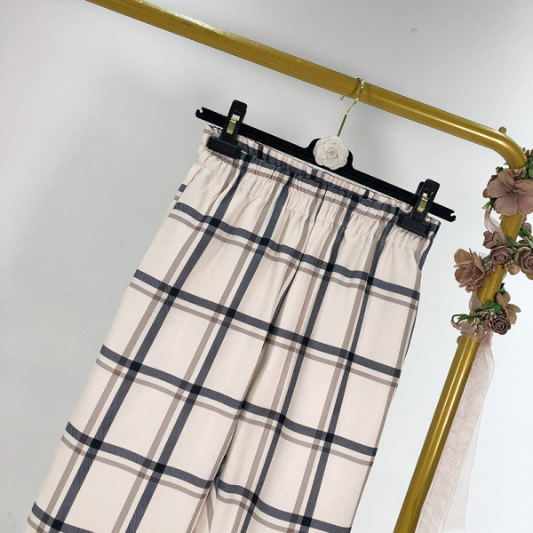 Hosszú, kockás nadrág elasztikus derékkal, fehér színben