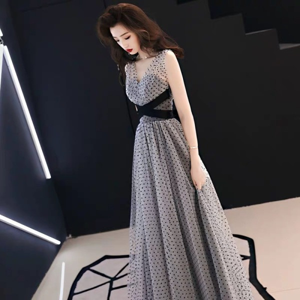 Formális női pöttyös ruha, szürke és fekete tüllel