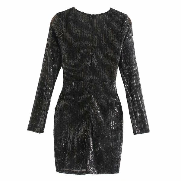 Rövid, testhezálló ruha spitz nyakkivágással, fekete színben, flitterekkel