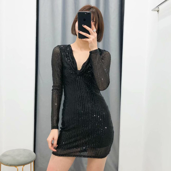 Rövid, testhezálló ruha spitz nyakkivágással, fekete színben, flitterekkel