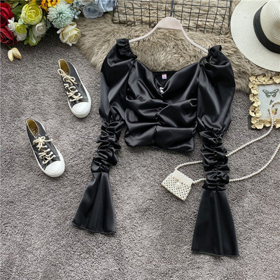 Rózsaszín, fehér és fekete női blúz V-nyakkal és gyöngyökkel