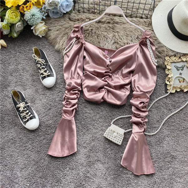 Rózsaszín, fehér és fekete női blúz V-nyakkal és gyöngyökkel