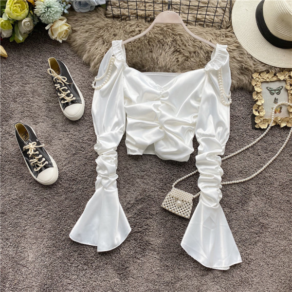 Rózsaszín, fehér és fekete női blúz V-nyakkal és gyöngyökkel