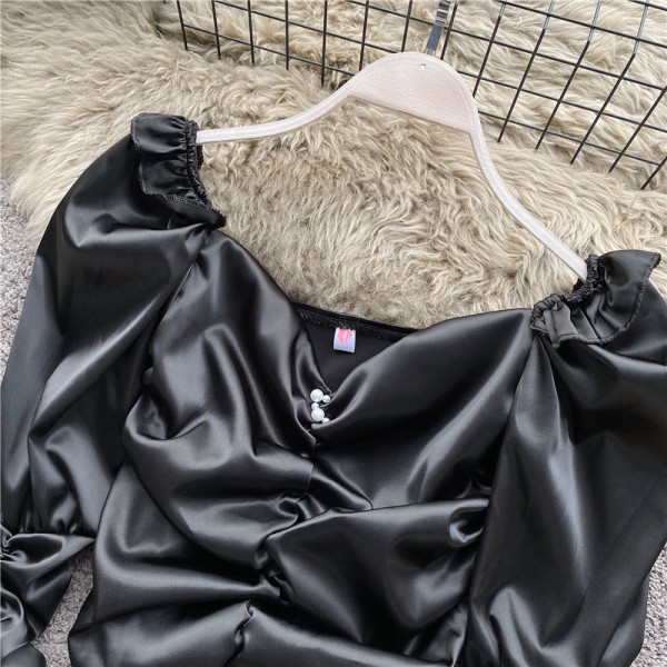 Rózsaszín, fehér és fekete női blúz V-nyakkal és gyöngyökkel