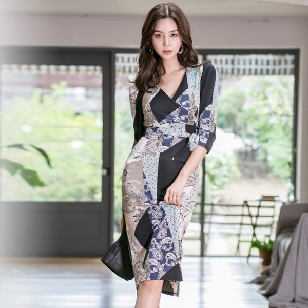 Rochie elegantă de damă cu model, decolteu spitz și mâneci 3/4 - stil retro