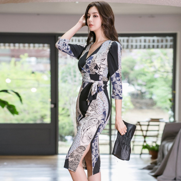 Rochie elegantă de damă cu model, decolteu spitz și mâneci 3/4 - stil retro