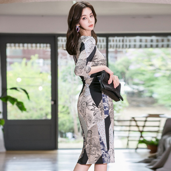 Rochie elegantă de damă cu model, decolteu spitz și mâneci 3/4 - stil retro