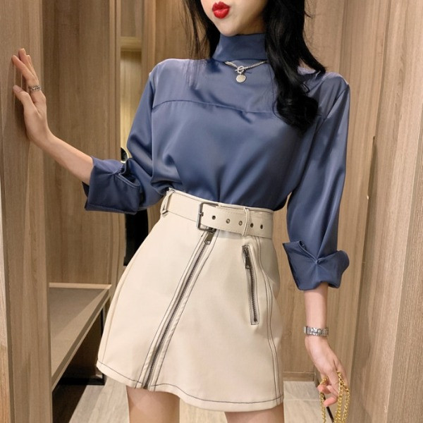 Rövid aszimmetrikus műbőr szoknya fehér, piros és fekete színben, magas derékkal és övvel