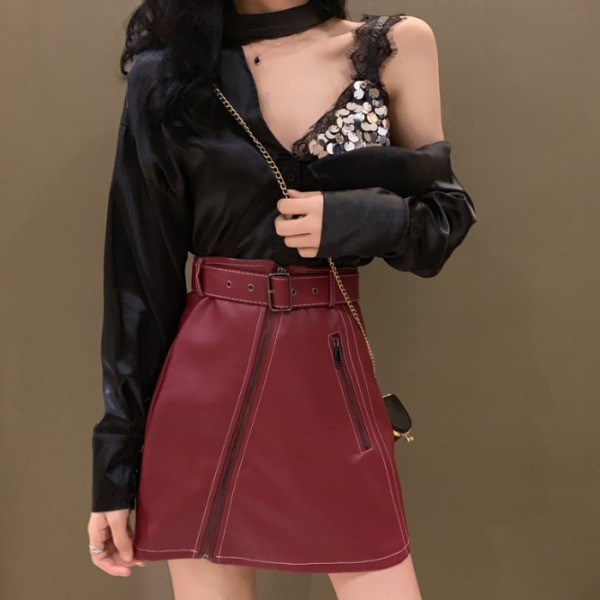 Rövid aszimmetrikus műbőr szoknya fehér, piros és fekete színben, magas derékkal és övvel