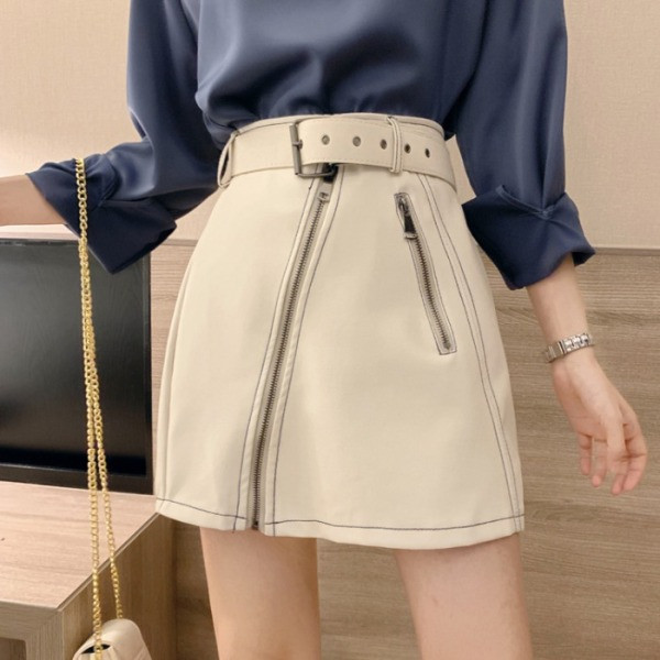 Rövid aszimmetrikus műbőr szoknya fehér, piros és fekete színben, magas derékkal és övvel