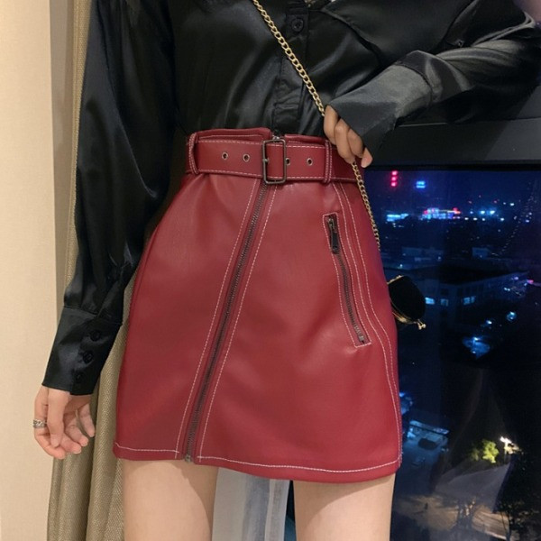 Rövid aszimmetrikus műbőr szoknya fehér, piros és fekete színben, magas derékkal és övvel