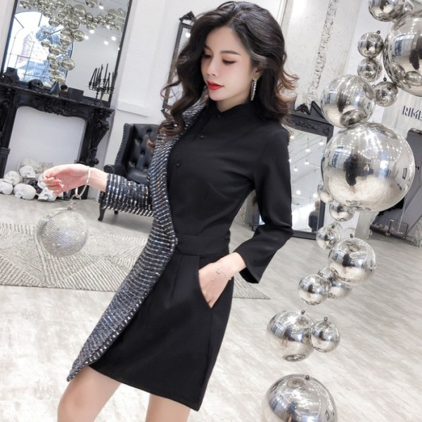 Aszimmetrikus női ruha gombokkal és flitterekkel, fekete Slim modellben