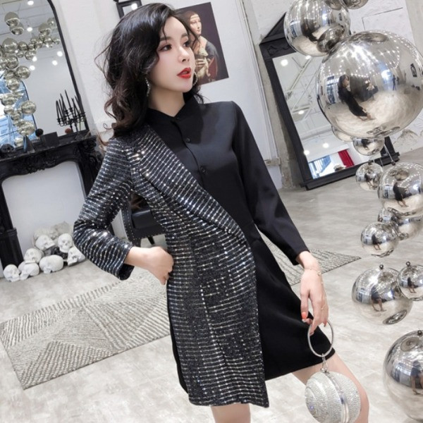 Aszimmetrikus női ruha gombokkal és flitterekkel, fekete Slim modellben