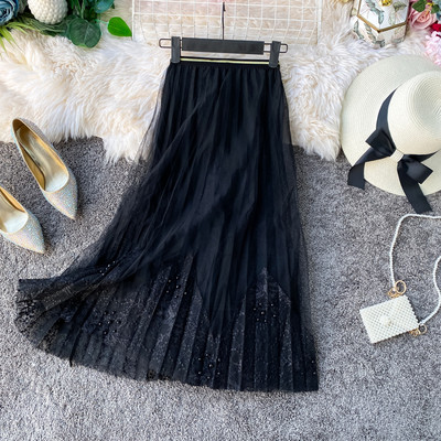 Modern női szoknya rózsaszín, bézs és fekete színben, gyöngyökkel és csipkével