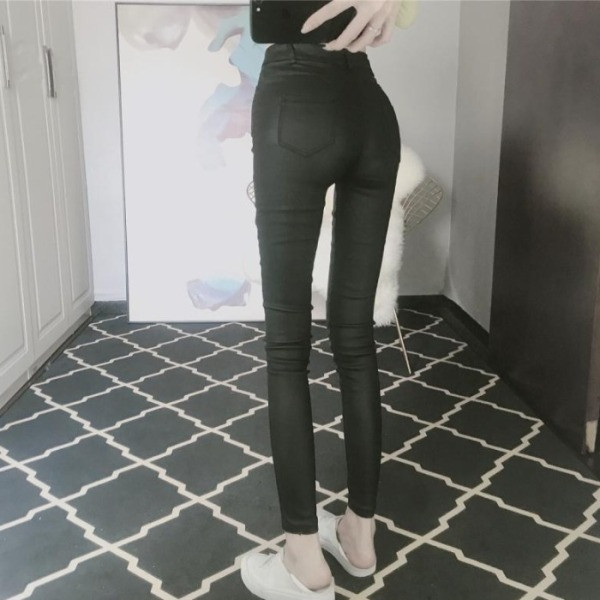 Műbőrből készült női nadrág Karcsú modell, magas derékkal és gombokkal