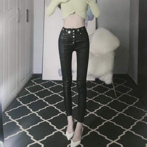 Műbőrből készült női nadrág Karcsú modell, magas derékkal és gombokkal