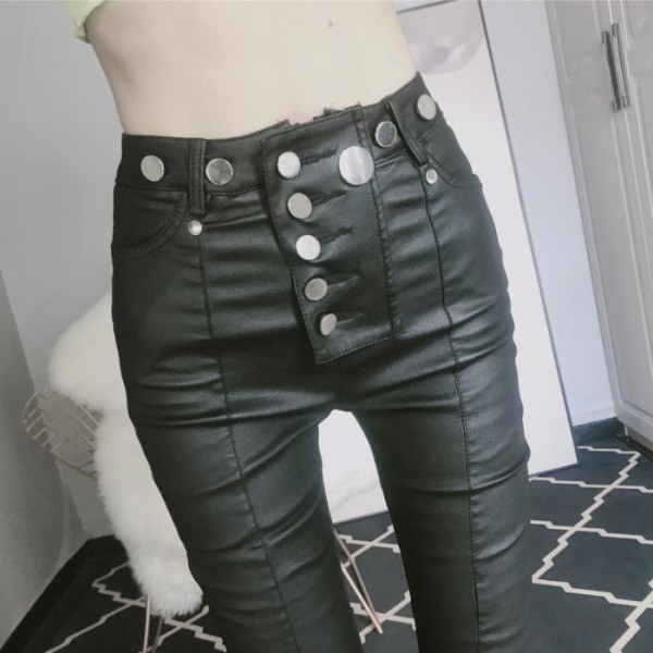 Műbőrből készült női nadrág Karcsú modell, magas derékkal és gombokkal