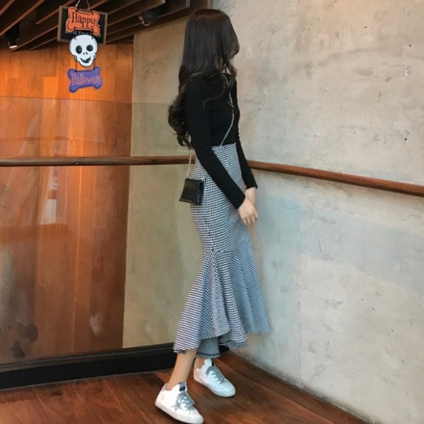 Μακρύ γυναικεία φούστα ασύμμετρομοντέλο σε μαύρο και άσπρο χρώμα