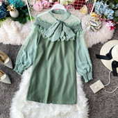 Zöld, fekete-fehér női ruha hosszú ujjal és csipkével