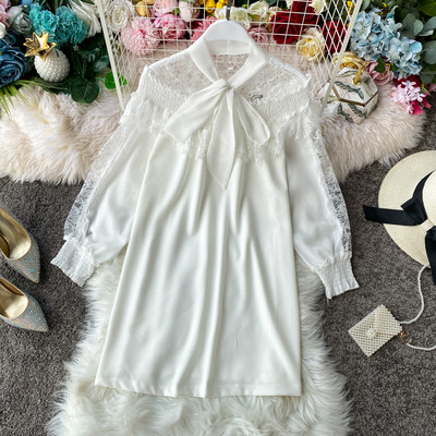 Zöld, fekete-fehér női ruha hosszú ujjal és csipkével