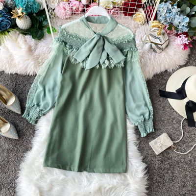 Zöld, fekete-fehér női ruha hosszú ujjal és csipkével