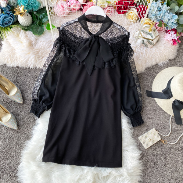 Zöld, fekete-fehér női ruha hosszú ujjal és csipkével