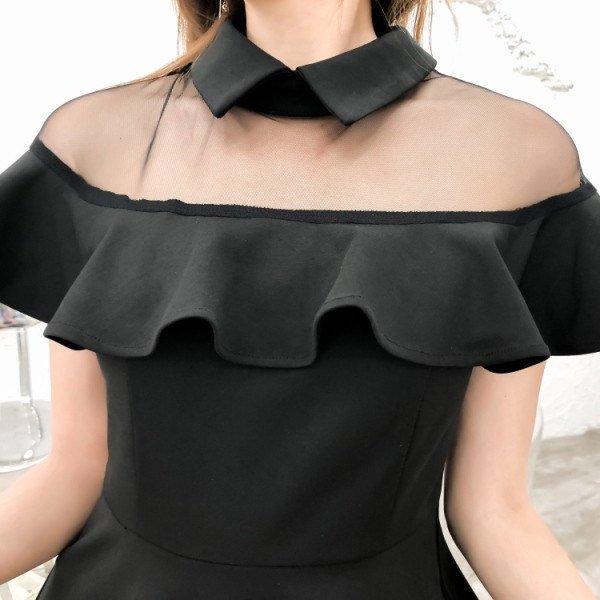 Aktuális női ruha klasszikus gallérral, fürtökkel és tüll fekete színben